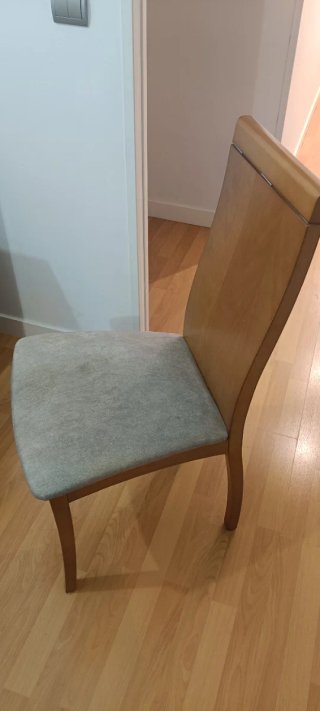 Mesa de comedor extensible y conjunto de sillas.