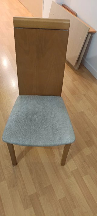 Mesa de comedor extensible y conjunto de sillas.