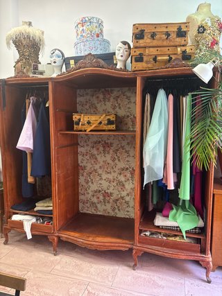 Armario antiguo de madera con tela floral