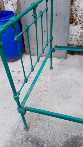 Cama antigua de hierro fundido