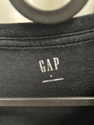 camiseta gap negra