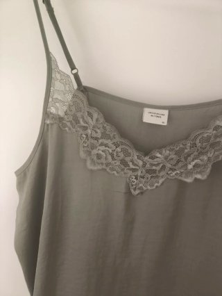 Top lencero verde con encaje Talla 42