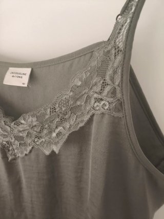 Top lencero verde con encaje Talla 42