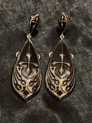 Pendientes gòticos negros y plateados. Killstar.