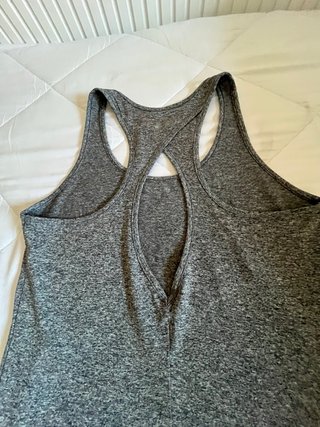Camiseta Under Armour tirantes gris
