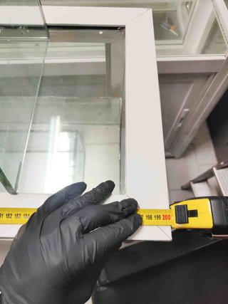 MOSTRADOR DE CRISTAL, MADERA Y ALUMINIO BLANCO