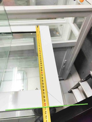 MOSTRADOR DE CRISTAL, MADERA Y ALUMINIO BLANCO