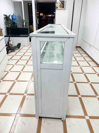 MOSTRADOR DE CRISTAL, MADERA Y ALUMINIO BLANCO