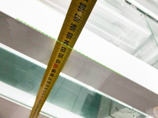 MOSTRADOR DE CRISTAL, MADERA Y ALUMINIO BLANCO