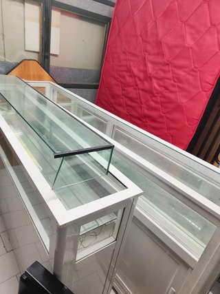 MOSTRADOR DE CRISTAL, MADERA Y ALUMINIO BLANCO