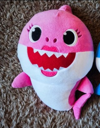 Peluches Musicales : Baby Shark y  Nemo.