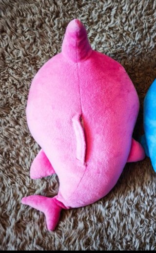 Peluches Musicales : Baby Shark y  Nemo.