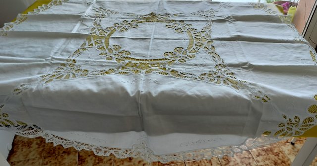 Mantelería  redonda blanca con encaje