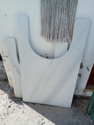 Encimera mármol blanco con hueco de fregadero.