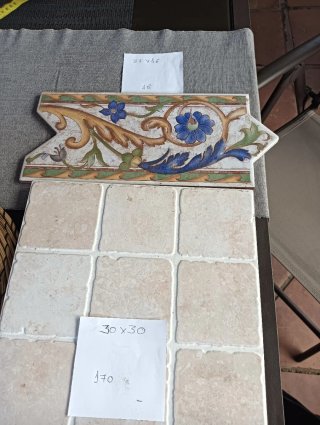 Cenefa y azulejos decorativos