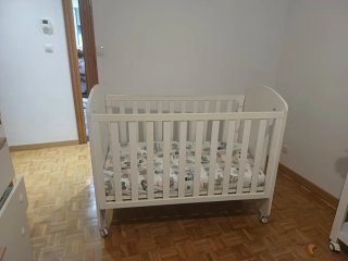 Cuna blanca con ruedas