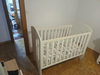 Cuna blanca con ruedas