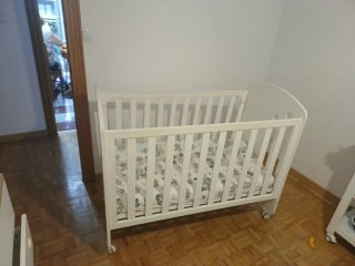 Cuna blanca con ruedas