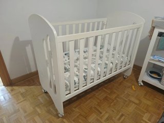 Cuna blanca con ruedas