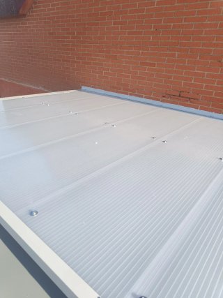 Montaje de panel sanwich