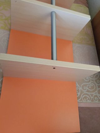 Estantería naranja y madera