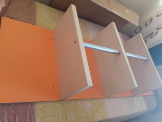 Estantería naranja y madera