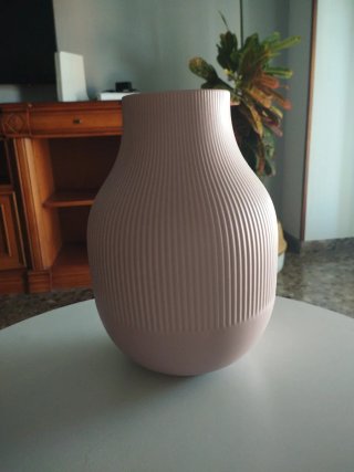 Jarrón rosa de cerámica con diseño acanalado
