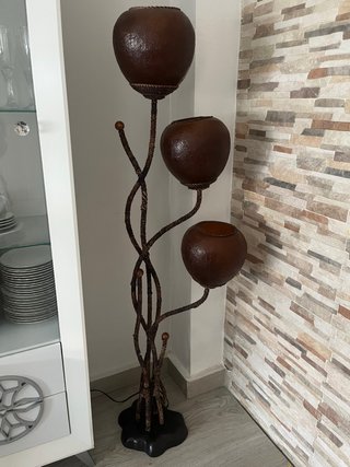 Lámpara de pie decorativa marrón