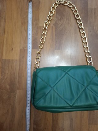 Bolso verde acolchado con cadena dorada