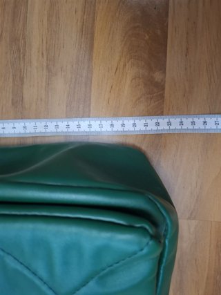 Bolso verde acolchado con cadena dorada