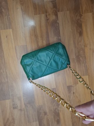Bolso verde acolchado con cadena dorada