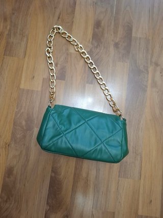 Bolso verde acolchado con cadena dorada