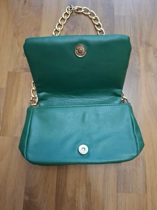 Bolso verde acolchado con cadena dorada