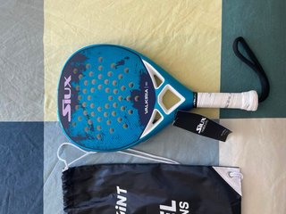 Pala de pádel Siux Valkyria Go 2025 azul y rosa