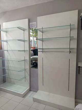 Estanterías de cristal para comercio