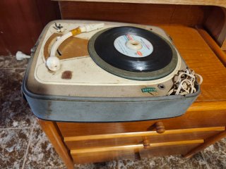 Giradischi portatile vintage Philips in formato valigia
