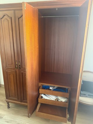 Armario de madera clásico