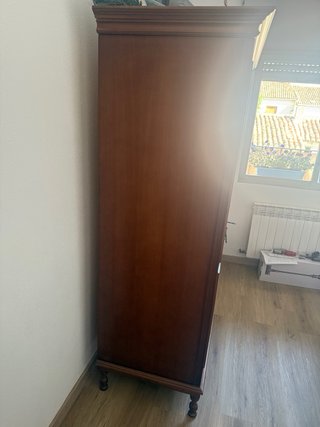 Armario de madera clásico