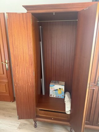 Armario de madera clásico
