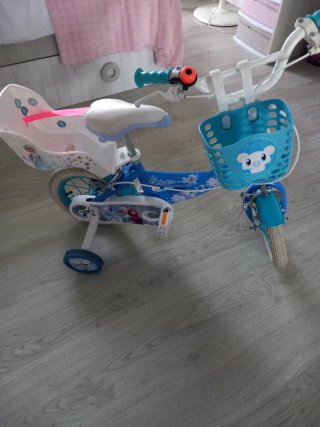 Bicicleta infantil azul con cesta y asiento