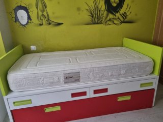 Cama de9ocomvertible en cuna escritorio estanteria
