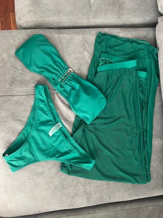Conjunto bikini y pantalón verde
