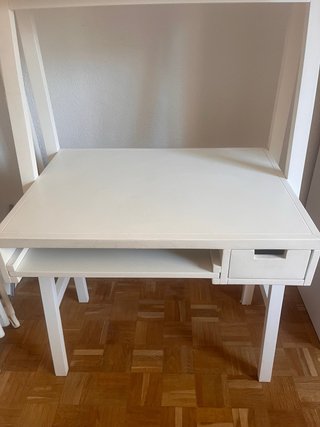 Escritorio blanco con estanterías y cajón de Banak