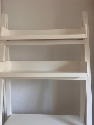 Escritorio blanco con estanterías y cajón de Banak