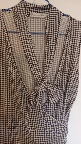 Camiseta pata de gallo. Sin mangas y lazo. Tall P