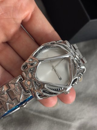 Reloj futurosta telaaraña