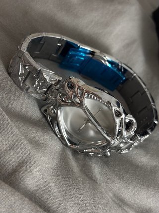 Reloj futurosta telaaraña
