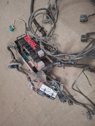 CAJA FUSIBLES / FUSILERA COMPLETO. FORD FIEST MK4.