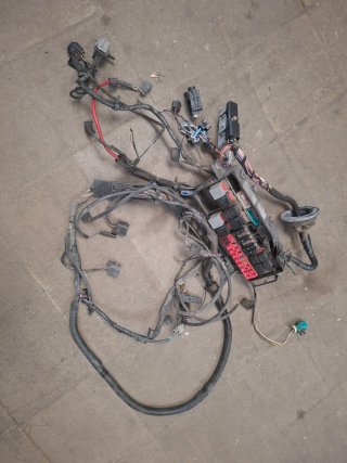 CAJA FUSIBLES / FUSILERA COMPLETO. FORD FIEST MK4.