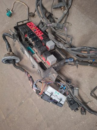 CAJA FUSIBLES / FUSILERA COMPLETO. FORD FIEST MK4.